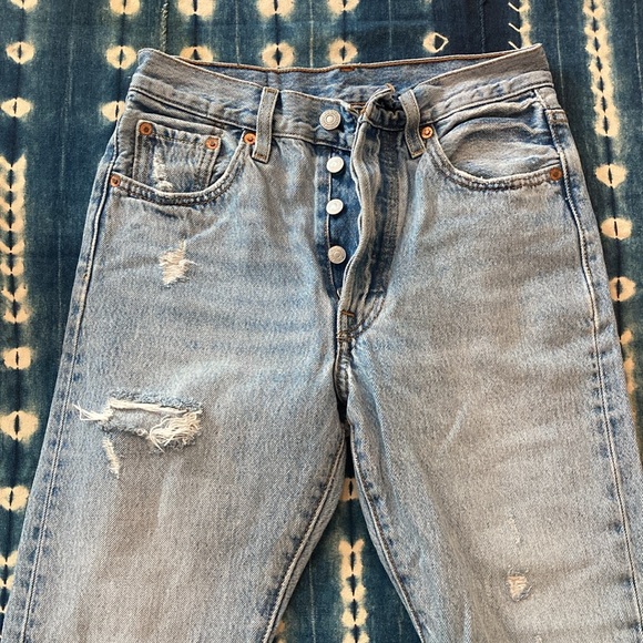 Distressed 501 Levi’s - Picture 5 of 8